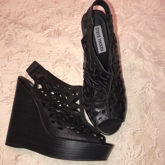 Steve Madden Shoes - Steve Madden GABEL wedge sandals. Only worn once.